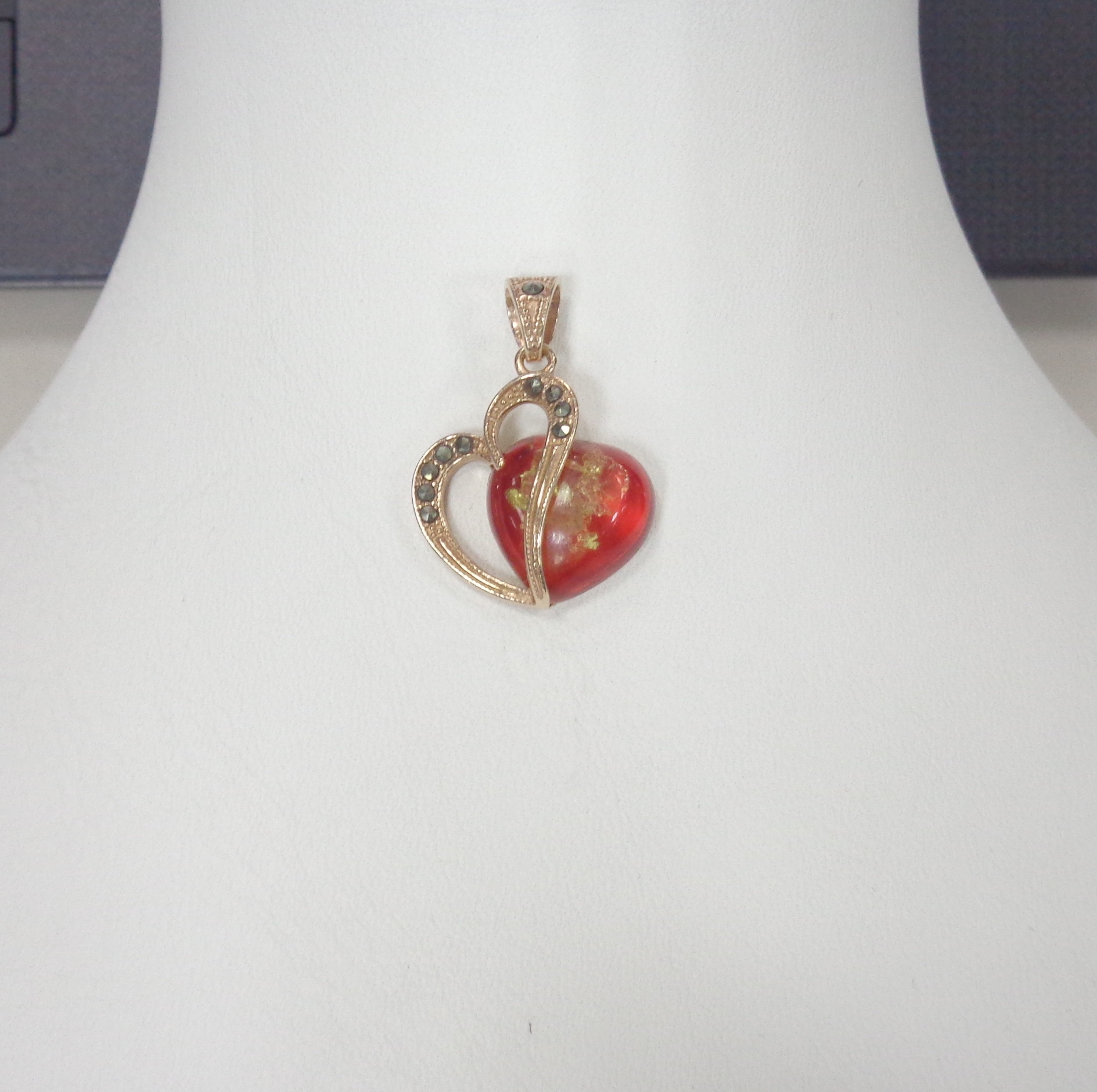 Серебряная подвеска с янтарем "Сердце"